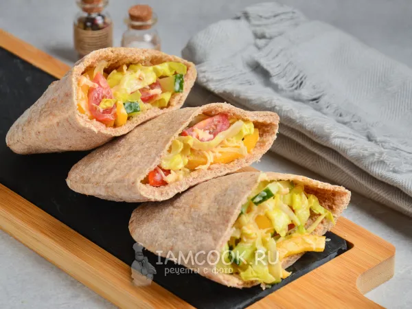 Фото готового блюда: Пита с овощами и сыром