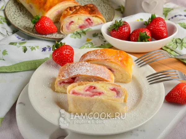 Фото готового блюда: Рулет из лаваша с клубникой и творогом