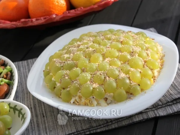 Фото готового блюда: Салат «Тиффани» с виноградом и куриной грудкой