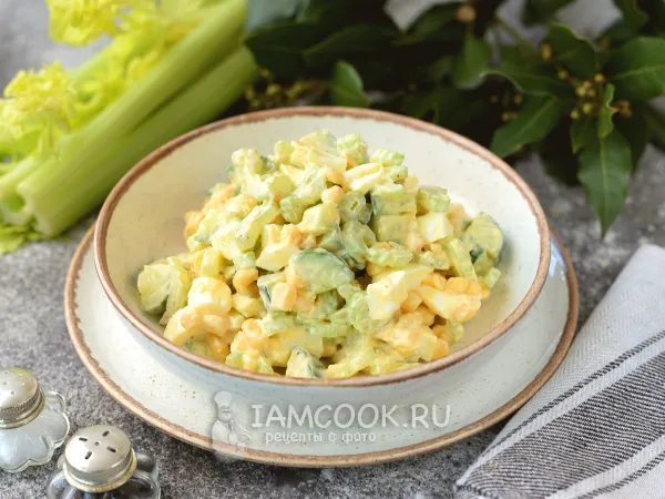 Фото готового блюда: Салат с сельдереем и кукурузой