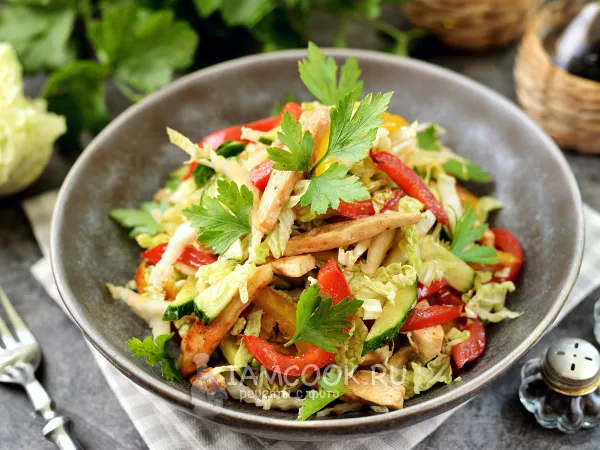 Фото готового блюда: Теплый салат с пекинской капустой и курицей