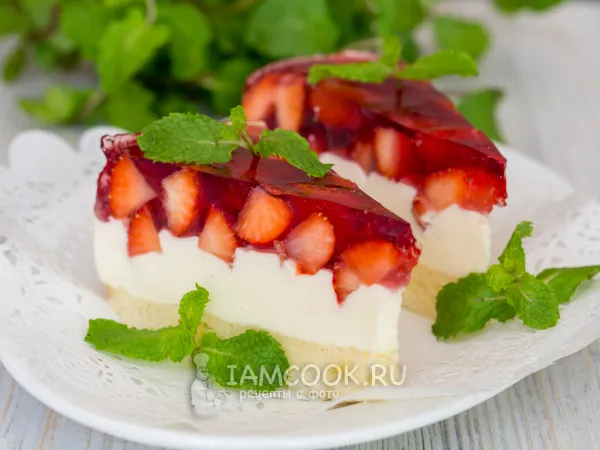 Фото готового блюда: Тирольский пирог с клубникой