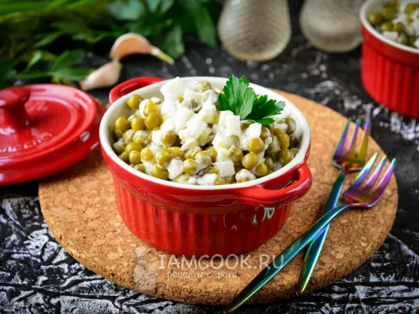 Фото блюда: Салат из консервированного зеленого горошка и лука