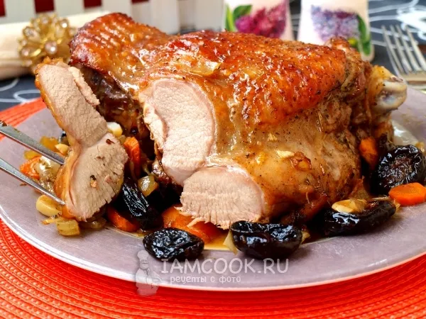 Фото готового блюда: Индейка с черносливом в духовке