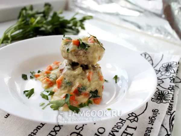 Фото готового блюда: Биточки в сливочном соусе (на сковороде)