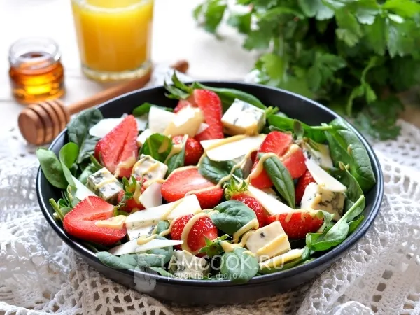 Фото готового блюда: Салат из клубники и голубого сыра