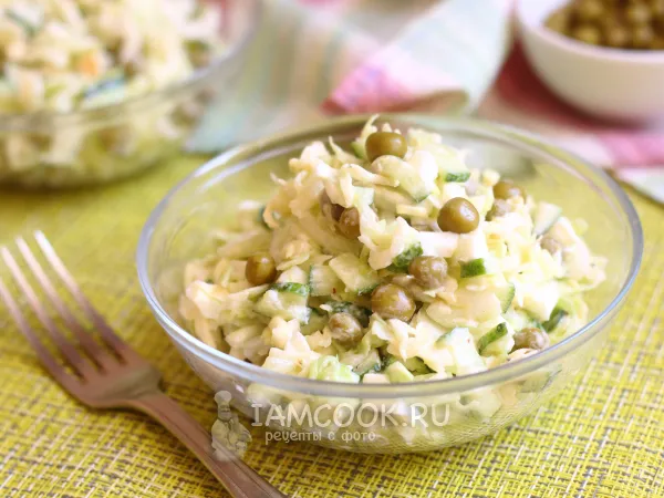 Фото готового блюда: Салат из капусты, горошка, огурца и яиц