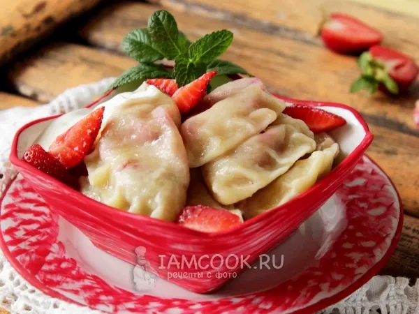 Фото готового блюда: Вареники с клубникой