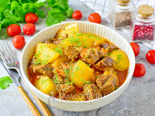 Фото готового блюда: Жаркое из телятины с картошкой в казане