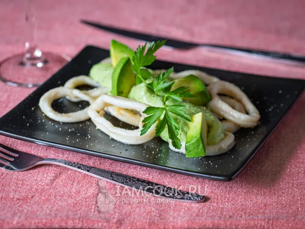 Фото блюда: Кальмар в сливочном соусе с авокадо