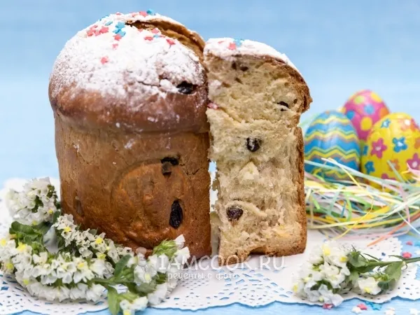 Фото готового блюда: Пасхальный кулич с изюмом и орехами