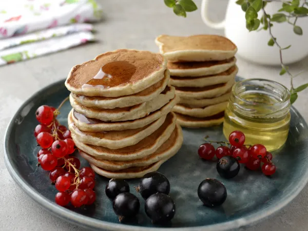 Фото готового блюда: Банановые панкейки без молока, яиц и кефира