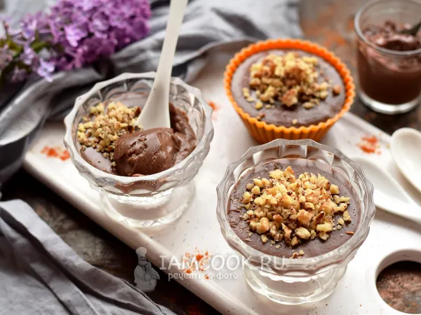 Фото блюда: Шоколадный десерт за 10 минут (с молоком и орехами)