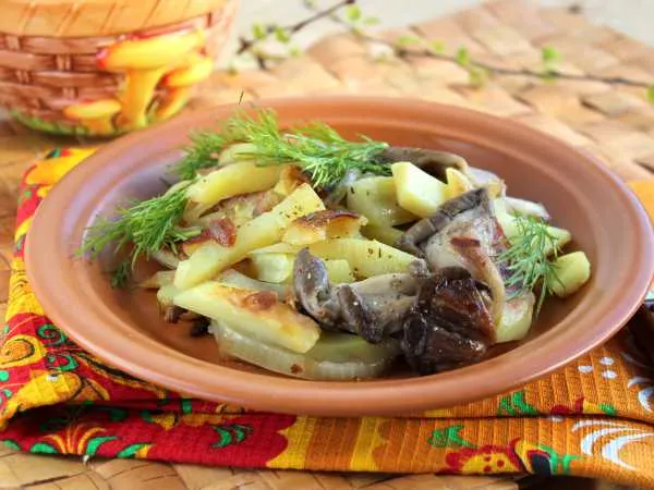 Фото готового блюда: Вешенки жареные с картошкой