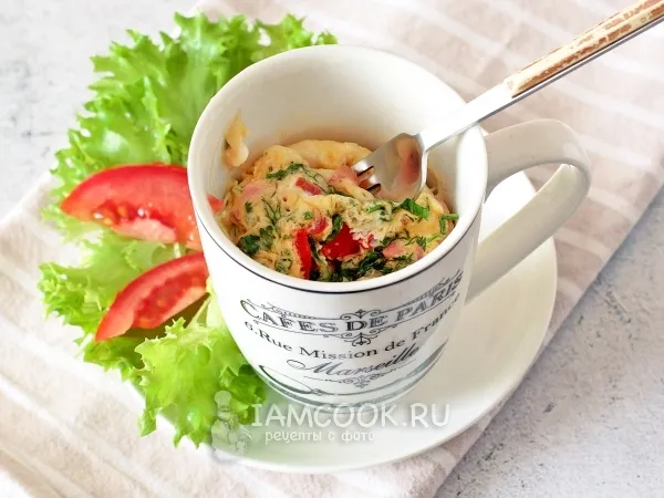 Фото готового блюда: Омлет с сосиской в кружке в микроволновке