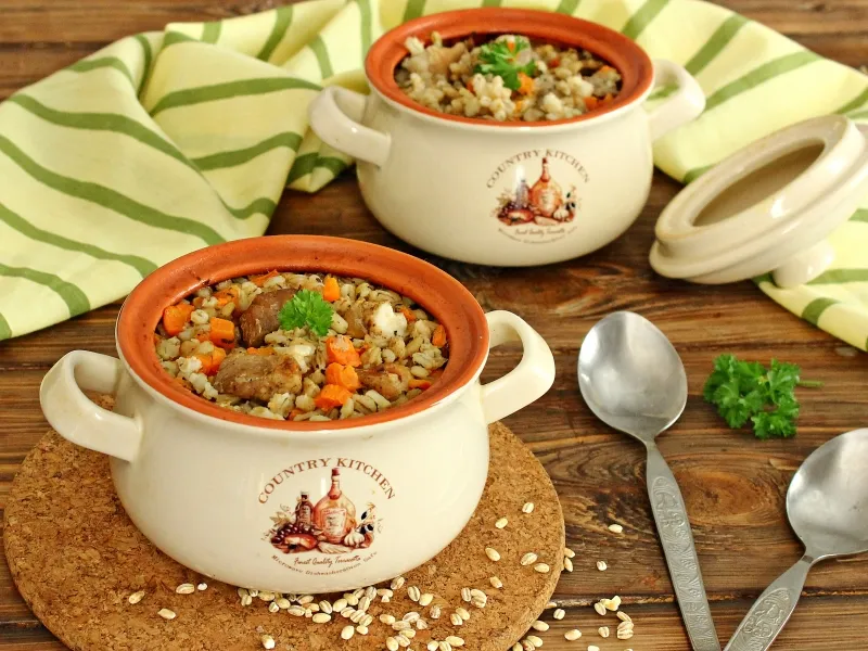 Фото готового блюда: Перловка с мясом в горшочке в духовке