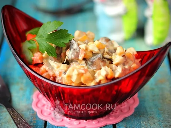 Фото готового блюда: Салат «Каприз» с курицей и грибами