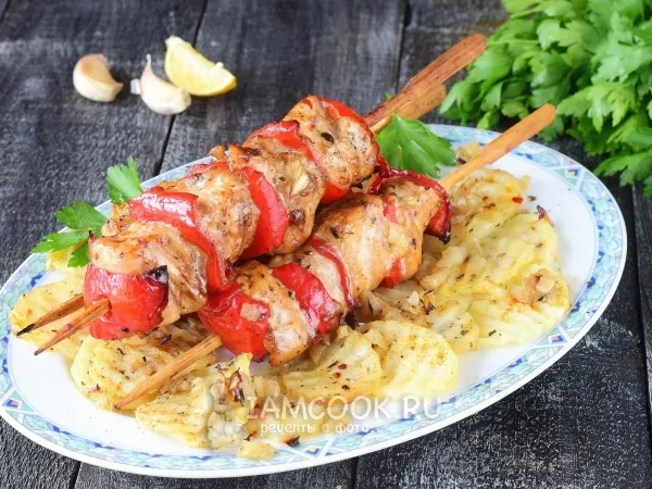 Фото готового блюда: Куриный шашлык с картошкой в духовке