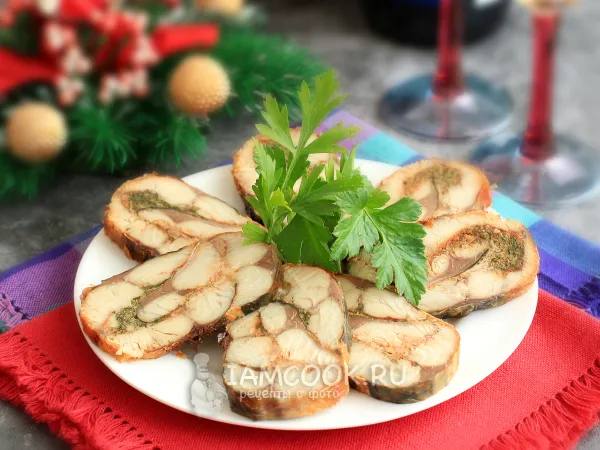 Фото готового блюда: Рулет из филе скумбрии с паприкой в духовке