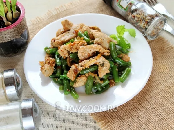 Фото блюда: Теплый салат с индейкой и стручковой фасолью