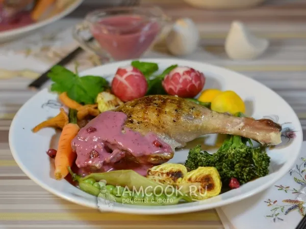 Фото готового блюда: Утка с брусничным соусом