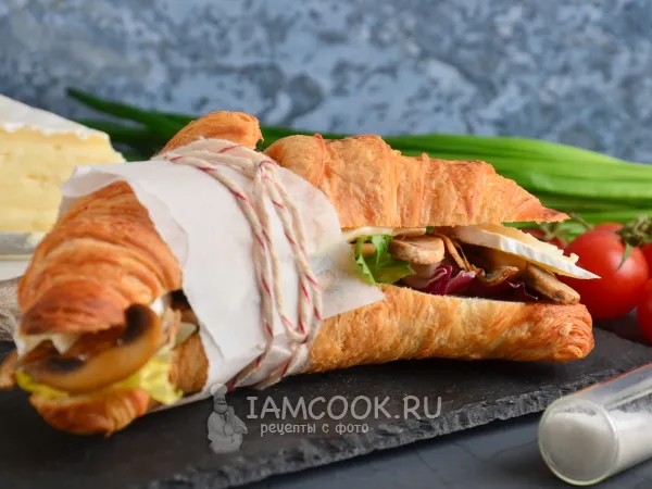 Фото готового блюда: Бутерброды из круассанов с грибами