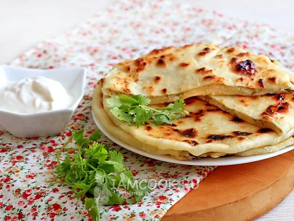 Фото готового блюда: Лепёшки с творогом и зеленью на сковороде