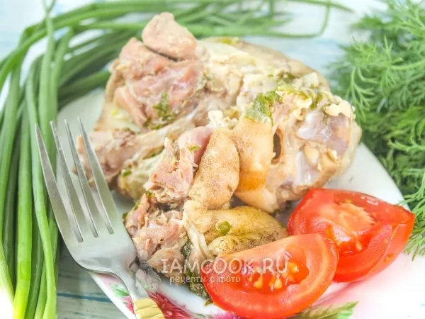 Фото готового блюда: Вареная рулька в пряных травах
