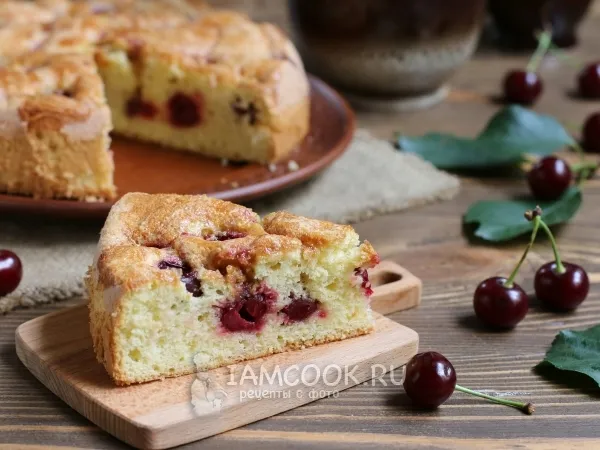 Фото готового блюда: Шарлотка с вишней и домашней карамелью