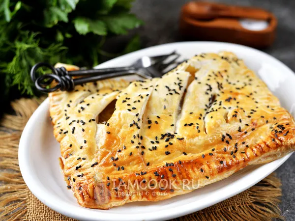 Фото блюда: Пирог из слоеного теста с рыбой и картошкой