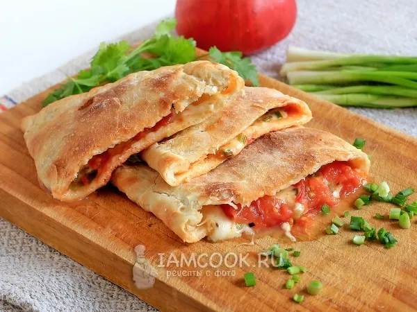 Фото блюда: Кальцоне с помидорами, сыром и зеленым луком