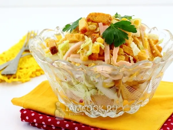 Фото готового блюда: Салат с сухариками, ветчиной и кукурузой