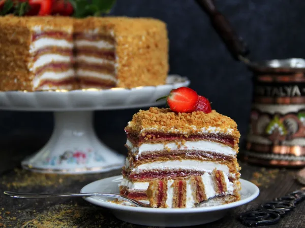 Фото блюда: Медовик с клубникой