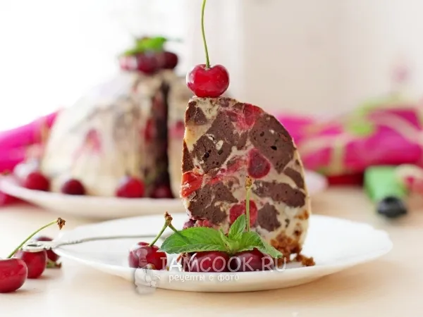 Фото готового блюда: Десерт из брауни, вишни и маскарпоне