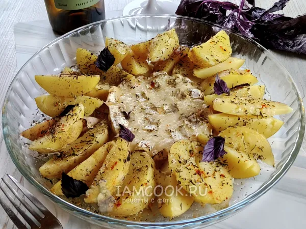 Фото готового блюда: Сыр камамбер с картошкой в духовке