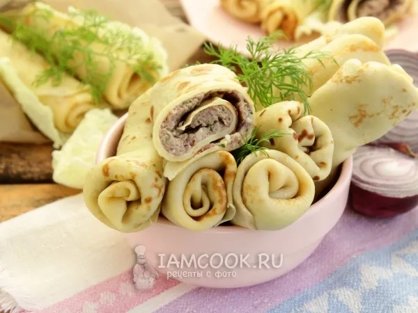 Фото готового блюда: Блины с мясом и сырым лиловым луком