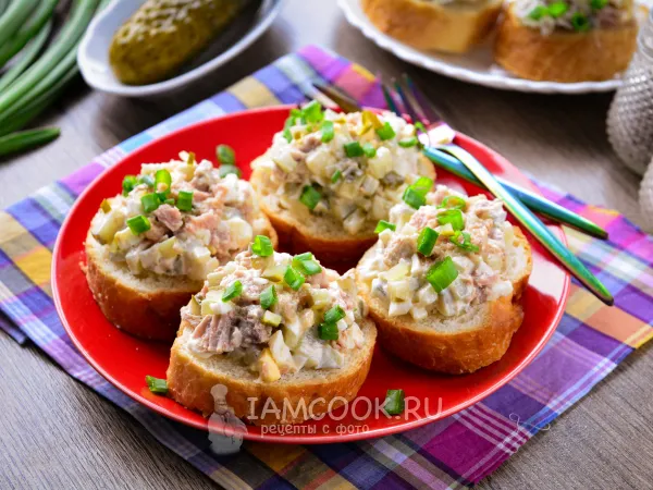 Фото готового блюда: Бутерброды с тунцом и соленым огурцом