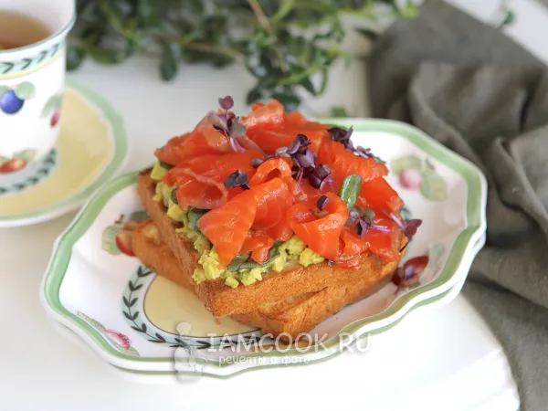 Фото готового блюда: Бриошь с лососем и авокадо