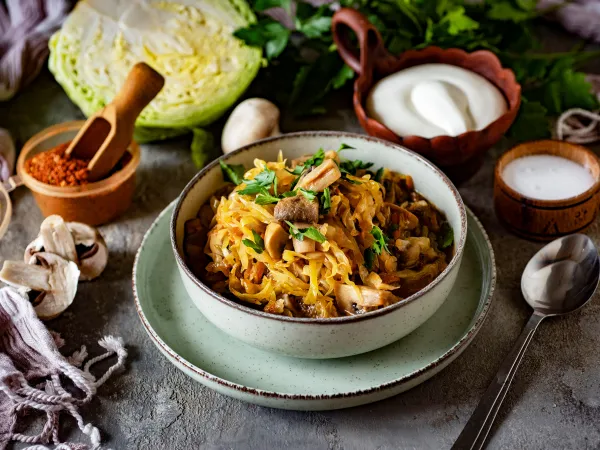 Фото блюда: Капуста с грибами в горшочке