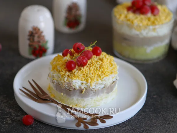 Фото готового блюда: Салат с паштетом из куриной печени