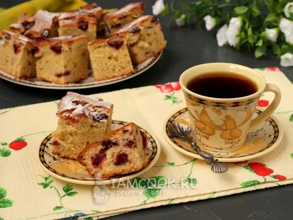 Фото блюда: Простой пирог с вишней на кефире