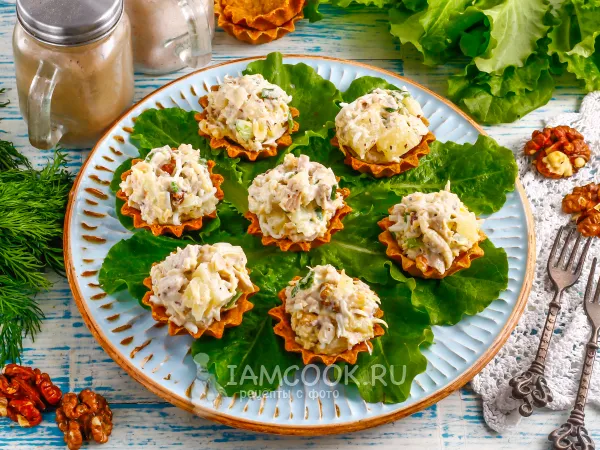 Фото готового блюда: Тарталетки с курицей, ананасом и грецким орехом