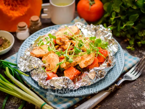 Фото готового блюда: Тыква в фольге в духовке с курицей