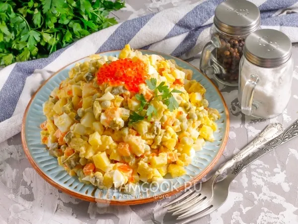 Фото готового блюда: «Оливье» с креветками и красной икрой