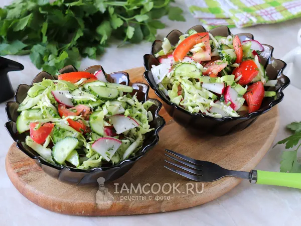 Фото готового блюда: Салат с редисом, капустой, огурцом и помидором