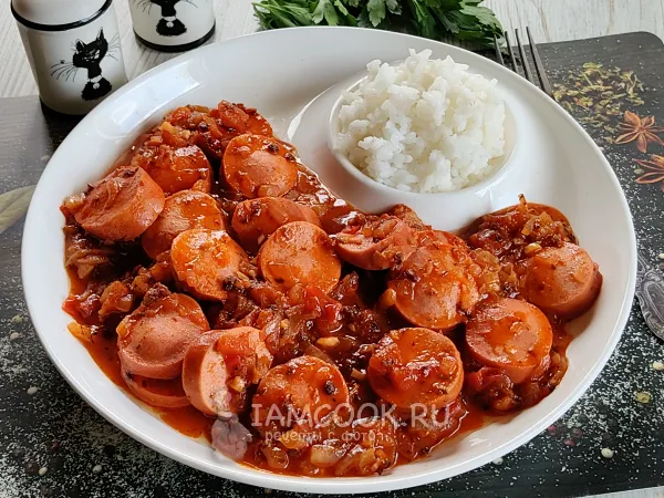 Фото блюда: Сардельки в томатном соусе на сковороде