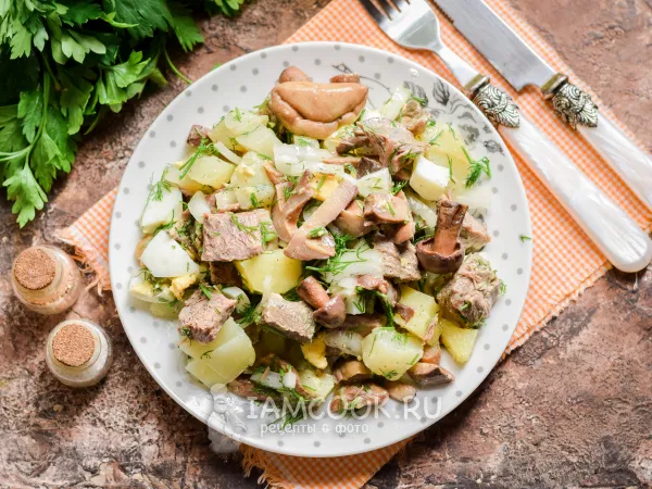 Фото готового блюда: Салат с маринованными маслятами