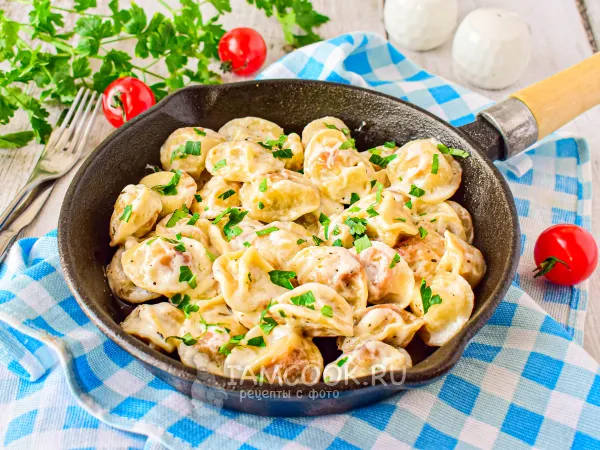 Фото блюда: Жареные пельмени со сметаной на сковороде