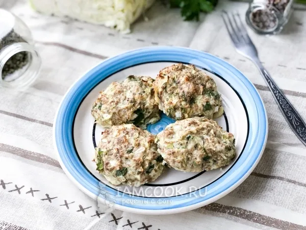 Фото готового блюда: Куриные котлеты с капустой в духовке