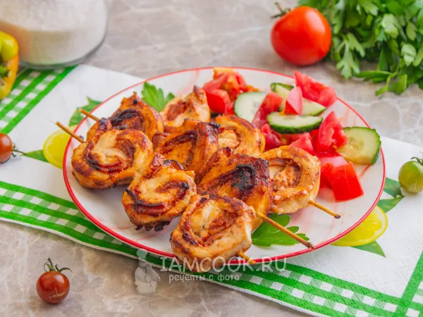 Фото готового блюда: Куриные шашлычки с беконом на сковороде